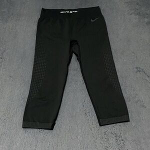 Nike Pro Crop Legging Hypercool Limitless Womens S Training Black Run Capri